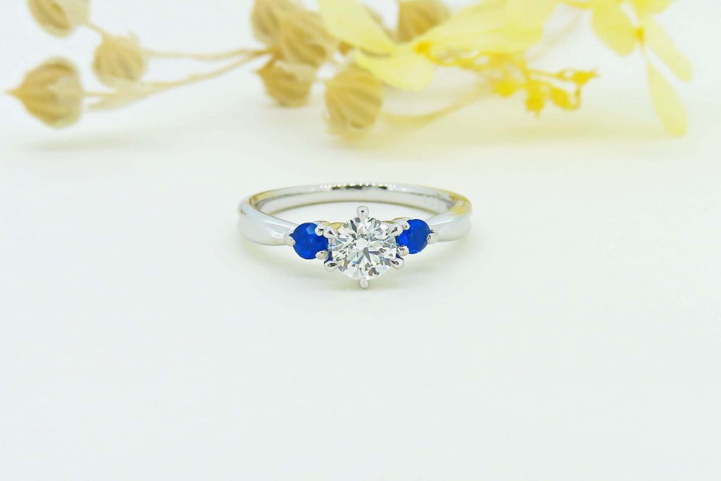 青色がお好きな彼女様にアウイナイトをサイドに使った婚約指輪