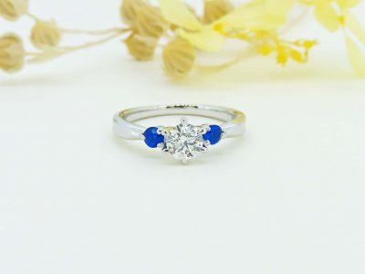 青色がお好きな彼女様にアウイナイトをサイドに使った婚約指輪のサムネイル