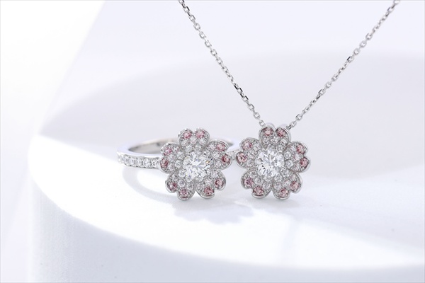 桜もチーフのリングとネックレス