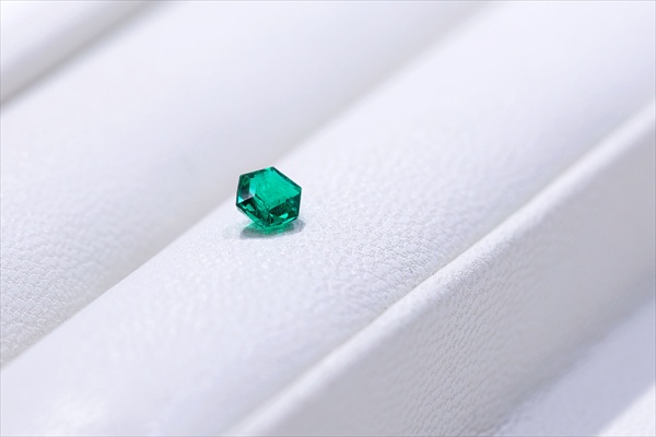 六角形カットのエメラルドルース