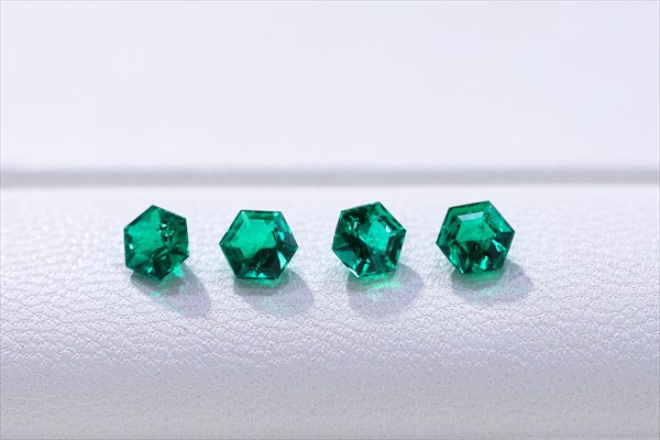 オクタゴンカットのエメラルド